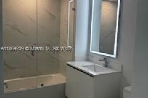 House in Miami, Florida 3 bedrooms, 165.64 sq.m. № 1896887 - photo 18