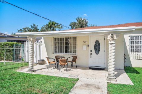 Casa en venta en Miami, Florida, 3 dormitorios, 167.69 m2 № 1965860 - foto 2