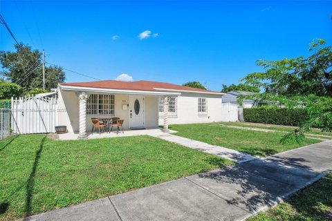 Casa en venta en Miami, Florida, 3 dormitorios, 167.69 m2 № 1965860 - foto 1
