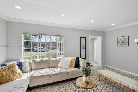 Casa en venta en Miami, Florida, 3 dormitorios, 167.69 m2 № 1965860 - foto 4