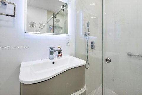 Casa en venta en Miami, Florida, 3 dormitorios, 167.69 m2 № 1965860 - foto 20