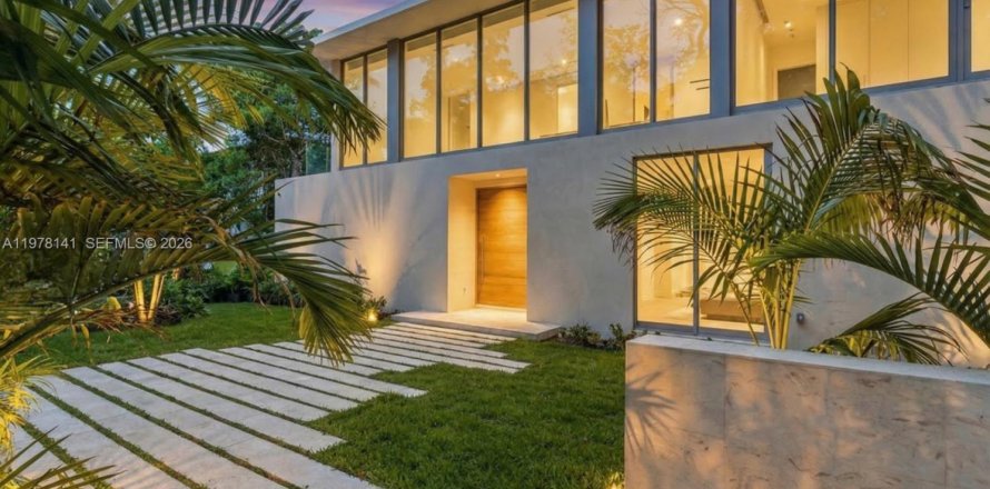 Дом в Майами, Флорида 8 спален, 677.35м2 № 2043663