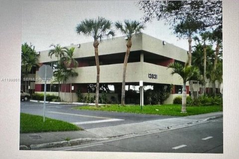 Коммерческая недвижимость в Майами, Флорида № 2060357