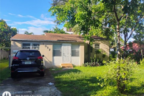 House in Hollywood, Florida 1 bedroom, 43.11 sq.m. № 2390103