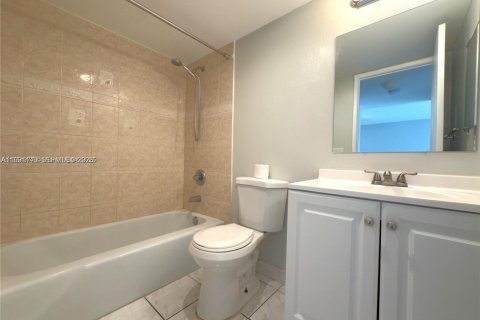 Condominio en venta en Oakland Park, Florida, 2 dormitorios, 92.9 m2 № 2052382 - foto 17