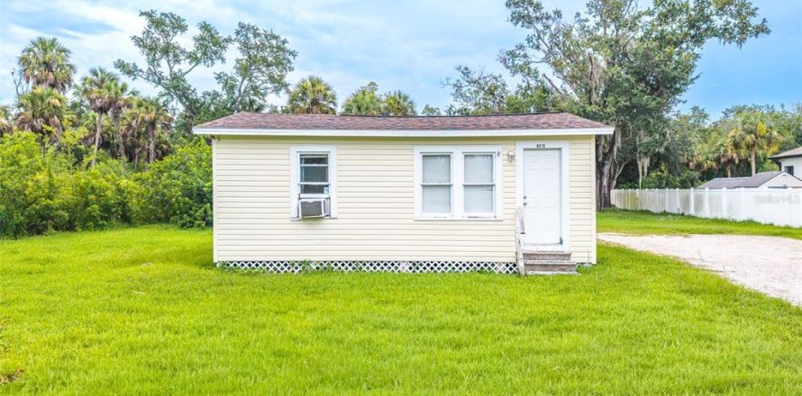 House in Tampa, Florida 2 bedrooms, 74.32 sq.m. № 2199890