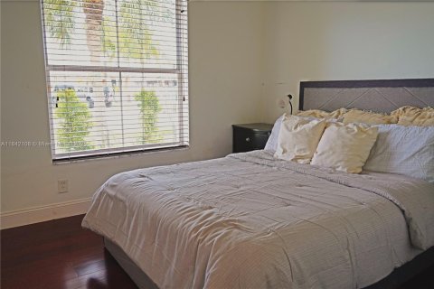 House in Pembroke Pines, Florida 3 bedrooms, 152.08 sq.m. № 1834219 - photo 16
