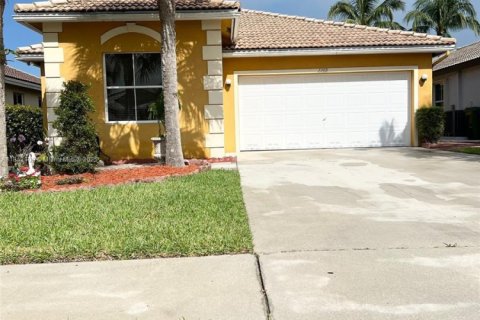 House in Pembroke Pines, Florida 3 bedrooms, 152.08 sq.m. № 1834219 - photo 1