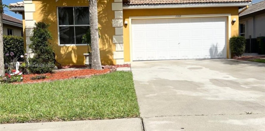 House in Pembroke Pines, Florida 3 bedrooms, 152.08 sq.m. № 1834219