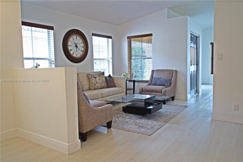 House in Pembroke Pines, Florida 3 bedrooms, 152.08 sq.m. № 1834219 - photo 10