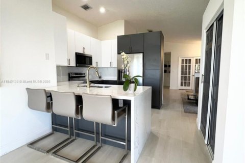 House in Pembroke Pines, Florida 3 bedrooms, 152.08 sq.m. № 1834219 - photo 2