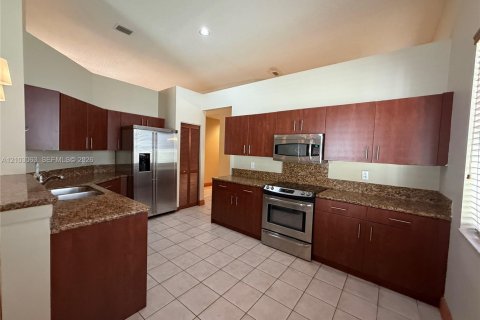 House in Weston, Florida 3 bedrooms, 189.43 sq.m. № 2428397 - photo 2