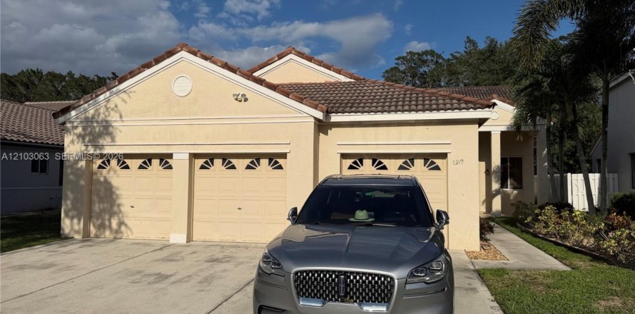 House in Weston, Florida 3 bedrooms, 189.43 sq.m. № 2428397