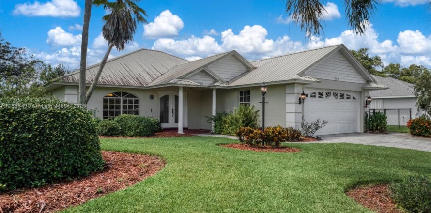 House in Sebring, Florida 3 bedrooms, 142.7 sq.m. № 1897270
