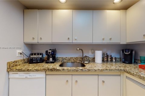 Copropriété à louer à Hallandale Beach, Floride: 2 chambres, 118.91 m2 № 1977259 - photo 12