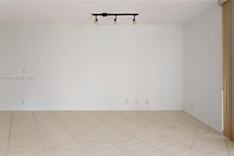 Copropriété à louer à Hallandale Beach, Floride: 2 chambres, 118.91 m2 № 1977259 - photo 9