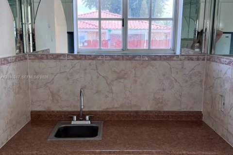 Propiedad comercial en alquiler en Miami, Florida, 1 dormitorio, 166.85 m2 № 2086456 - foto 10