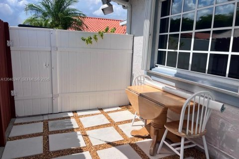 Propiedad comercial en alquiler en Miami, Florida, 1 dormitorio, 166.85 m2 № 2086456 - foto 17