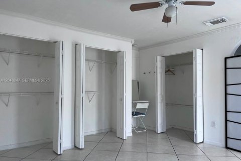Propiedad comercial en alquiler en Miami, Florida, 1 dormitorio, 166.85 m2 № 2086456 - foto 3