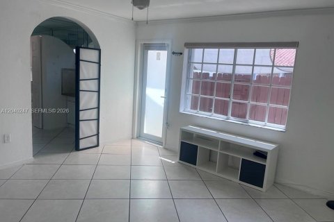 Propiedad comercial en alquiler en Miami, Florida, 1 dormitorio, 166.85 m2 № 2086456 - foto 2