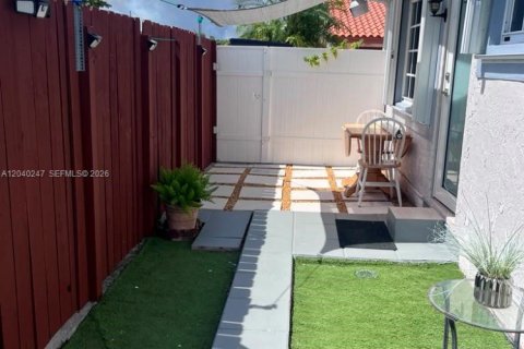 Propiedad comercial en Miami, Florida 1 dormitorio, 166.85 m2 № 2086456