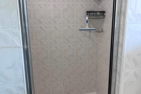 Propiedad comercial en alquiler en Miami, Florida, 1 dormitorio, 166.85 m2 № 2086456 - foto 16