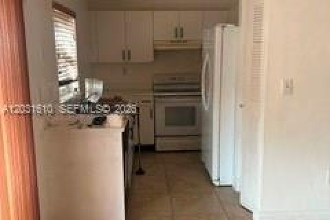 Villa ou maison à vendre à Hialeah, Floride: 2 chambres, 101.26 m2 № 2078235 - photo 4