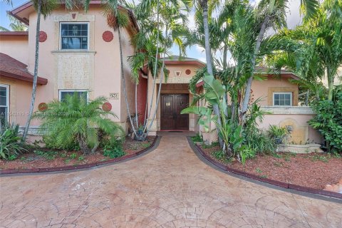House in Sunrise, Florida 4 bedrooms, 260.31 sq.m. № 1811294 - photo 2