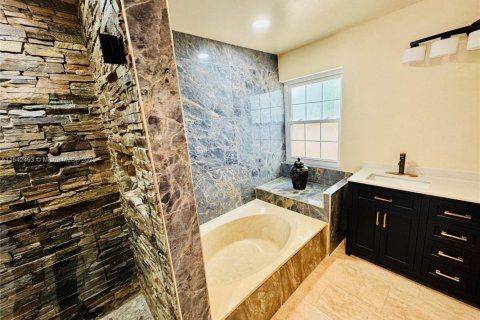 House in Sunrise, Florida 4 bedrooms, 260.31 sq.m. № 1811294 - photo 15