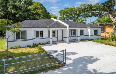 Снять в аренду виллу или дом в Майами, Флорида 10 спален, 403.38м2, № 1973724 - фото 1