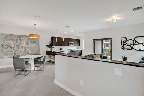 Touwnhouse à vendre à Doral, Floride: 3 chambres, 175.96 m2 № 2048687 - photo 11