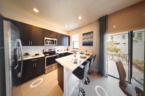 Снять в аренду таунхаус в Хомстед, Флорида 3 спальни, 137.77м2, № 2005674 - фото 3