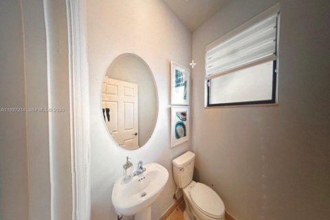 Снять в аренду таунхаус в Хомстед, Флорида 3 спальни, 137.77м2, № 2005674 - фото 2