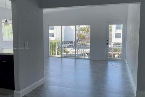 Copropriété à louer à North Miami Beach, Floride: 2 chambres, 97.55 m2 № 2013223 - photo 2