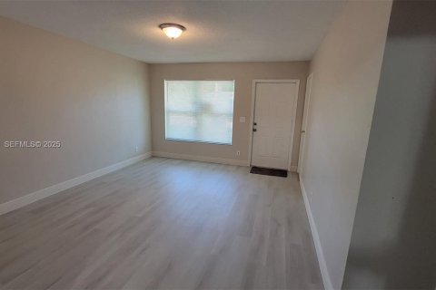 Apartamento en alquiler en Sunrise, Florida, 3 dormitorios, 92.9 m2 № 1994514 - foto 2