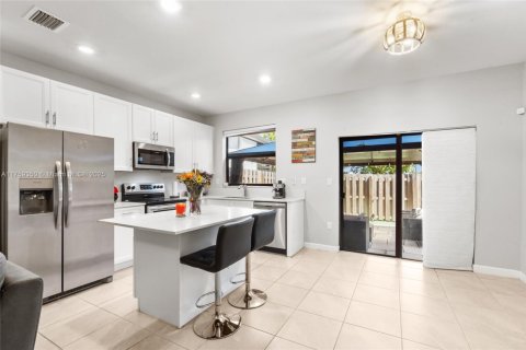 Adosado en venta en Miami, Florida, 3 dormitorios, 123.37 m2 № 1726065 - foto 1