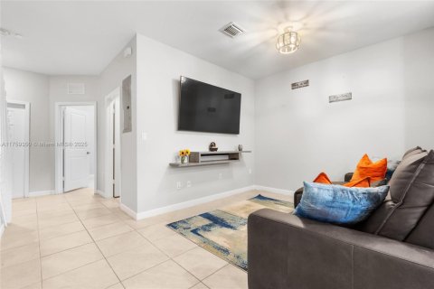 Adosado en venta en Miami, Florida, 3 dormitorios, 123.37 m2 № 1726065 - foto 17