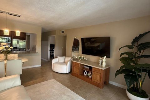 Condo in Hialeah, Florida, 2 bedrooms  № 1891439 - photo 4