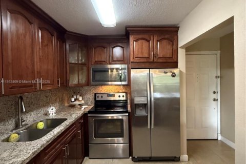 Condo in Hialeah, Florida, 2 bedrooms  № 1891439 - photo 8