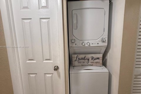 Condo in Hialeah, Florida, 2 bedrooms  № 1891439 - photo 28
