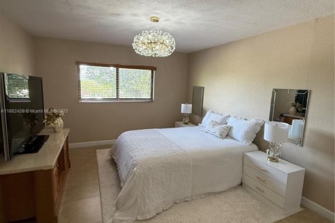 Condo in Hialeah, Florida, 2 bedrooms  № 1891439 - photo 18