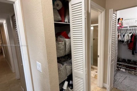 Condo in Hialeah, Florida, 2 bedrooms  № 1891439 - photo 23