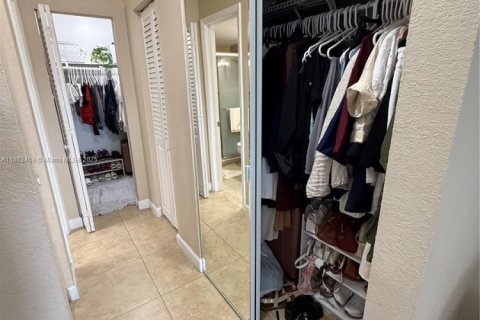 Condo in Hialeah, Florida, 2 bedrooms  № 1891439 - photo 22