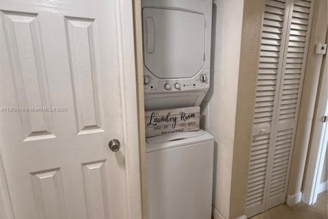 Condo in Hialeah, Florida, 2 bedrooms  № 1891439 - photo 29
