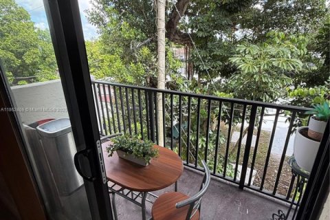 Condo in Hialeah, Florida, 2 bedrooms  № 1891439 - photo 12