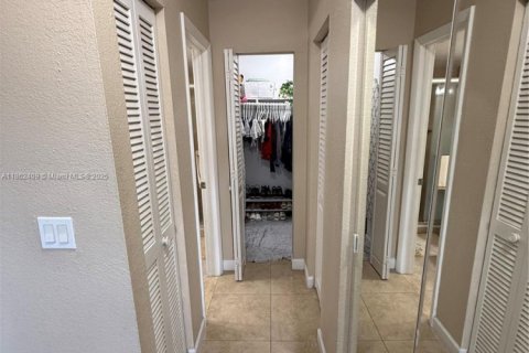 Condo in Hialeah, Florida, 2 bedrooms  № 1891439 - photo 21