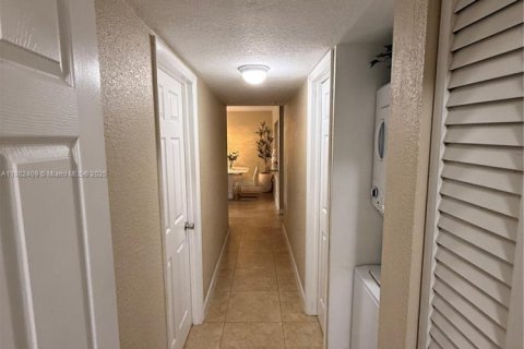 Condo in Hialeah, Florida, 2 bedrooms  № 1891439 - photo 17