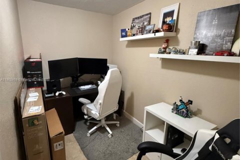 Condo in Hialeah, Florida, 2 bedrooms  № 1891439 - photo 15