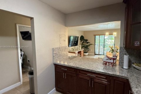 Condo in Hialeah, Florida, 2 bedrooms  № 1891439 - photo 10
