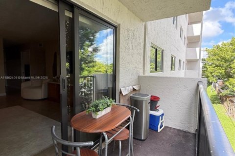 Condo in Hialeah, Florida, 2 bedrooms  № 1891439 - photo 11